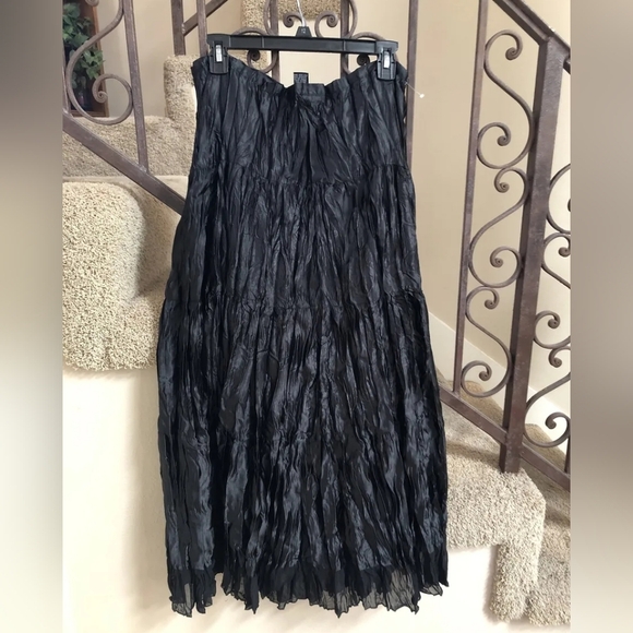 Bellessa black satin tiered crinkle skirt in size  small - Picture 5 of 11